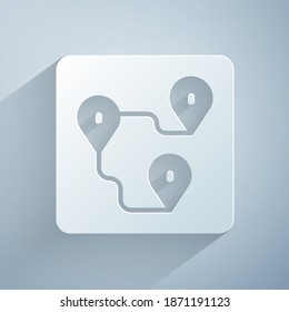 Icono de ubicación de ruta de corte de papel aislado en fondo gris. Indicador de mapa. Concepto de camino o camino. Navegador GPS. Estilo de arte de papel. Vector