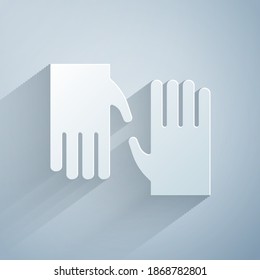 Recorte de papel Icono de guantes de goma aislados en fondo gris. Signo de protección de la mano de látex. Símbolo del equipo de limpieza de limpieza de la casa. Estilo de arte de papel. Vector