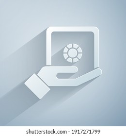 Cortado de papel Icono de Caja fuerte en la mano aislado en fondo gris. Concepto de seguro. Seguridad, seguridad, protección, concepto de protección. Estilo de arte de papel. Vector
