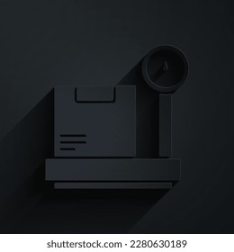 Escala de recorte de papel con el icono de caja de cartón aislado en el fondo negro. Logística y entrega. Peso del paquete de entrega en una escala. Estilo de arte de papel. Ilustración vectorial