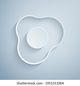 Recorte de papel Icono de huevos revueltos aislados en fondo gris. Comida casera, huevo frito, desayuno saludable, icono de tortilla. Estilo de arte de papel. Vector