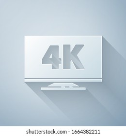 Televisión de pantalla de corte de papel con un icono de tecnología de video Ultra HD de 4k aislado en fondo gris. Estilo de arte de papel. Ilustración vectorial