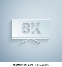 Tv de pantalla de corte de papel con un icono de tecnología de video Ultra HD de 8 k aislado en fondo gris. Estilo de arte de papel. Vector.
