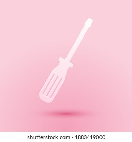 Icono del destornillador de corte de papel aislado en fondo rosado. Estilo de arte de papel. Vector.
