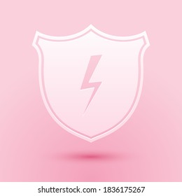 Papierschnitt Sicherer Schild mit Blitzsymbol einzeln auf rosafarbenem Hintergrund. Sicherheit, Sicherheit, Schutz, Datenschutz Kunststil aus Papier. Vektorgrafik.