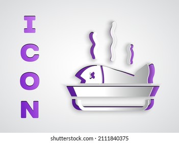 Papierschnitt Servierte Fische auf einem Teller Symbol einzeln auf grauem Hintergrund. Kunststil aus Papier. Vektorgrafik