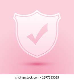 Escudo de corte de papel con icono de marca de verificación aislado en fondo rosa. Estilo de arte de papel. Vector.