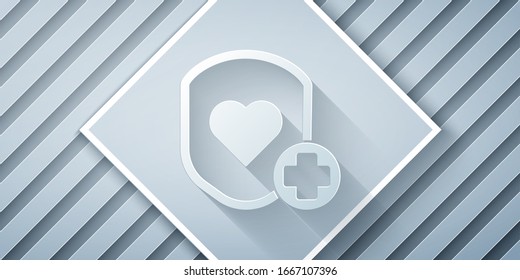Papierschnitt Schild und Herzfrequenzsymbol einzeln auf grauem Hintergrund. Konzept des Gesundheitsschutzes. Gesundheitsfürsorge. Kunststil aus Papier. Vektorillustration-Illustration