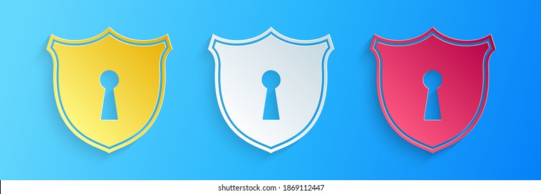 Papierschnitt Schild mit Schlüssellochsymbol einzeln auf blauem Hintergrund. Schutz- und Sicherheitskonzept. Sicherheitszeichen-Symbol. Datenschutzbanner. Verteidigungsschild. Kunststil aus Papier. Vektorgrafik.