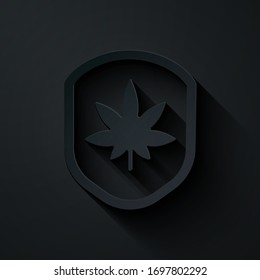 Icono de Escudo de papel cortado y marihuana o hoja de cannabis aislado en fondo negro. Legalización de la marihuana. Símbolo de cáñamo. Estilo de arte de papel. Ilustración vectorial