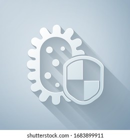 Escudo de corte de papel protegido contra virus, gérmenes y bacterias icono aislado en fondo gris. Concepto de sistema inmunológico. Virus Corona 2019-nCoV. Estilo de arte de papel. Ilustración vectorial
