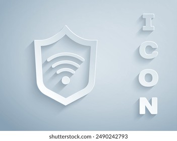 Escudo de corte de papel con el icono de la red inalámbrica de Internet WiFi aislado en el fondo gris. Concepto de seguridad de protección. Estilo de arte de papel. Vector