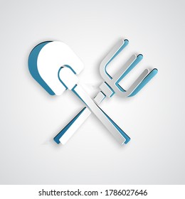 Recorte de papel Icono de pala y rastrillo aislado en fondo gris. Herramienta para horticultura, agricultura, jardinería, agricultura. Cultivo terrestre. Estilo de arte de papel. Vector