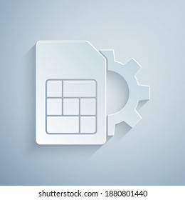 Icono de ajuste de tarjeta Sim de corte de papel aislado en fondo gris. Chip de la tarjeta SIM del teléfono celular móvil. Símbolo de tecnología de telecomunicaciones móviles. Estilo de arte de papel. Vector.