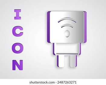 Icono de sistema de enchufe eléctrico inteligente de corte de papel aislado sobre fondo gris. Internet de las cosas concepto con conexión inalámbrica. Estilo de arte de papel. Vector