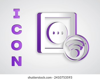 Corte de papel Icono de sistema de salida eléctrica inteligente aislado en fondo gris. Toma de corriente. Internet de cosas con conexión inalámbrica. Estilo de arte de papel. Vector