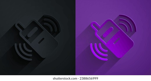 Cortó papel Smartphone, icono de teléfono móvil aislado en negro sobre fondo morado. Estilo de arte de papel. Vector