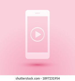 Papier schneiden Smartphone mit Play-Taste auf dem Bildschirm Symbol einzeln auf rosafarbenem Hintergrund. Kunststil aus Papier. Vektorgrafik.