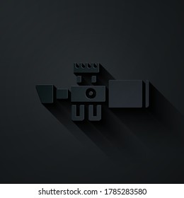 Recorte de papel Icono de visión óptica del francotirador aislado en el fondo negro. Cruces de alcance de francotirador. Estilo de arte de papel. Vector