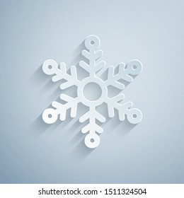 Icono de copo de nieve cortado en papel aislado en fondo gris. Estilo de arte de papel. Ilustración vectorial