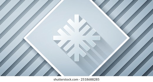 Icono de copo de nieve cortado en papel aislado sobre fondo gris. Estilo de arte de papel. Vector