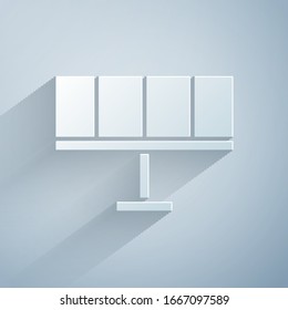 Papier geschnitten Solarenergie-Panel Symbol einzeln auf grauem Hintergrund. Kunststil aus Papier. Vektorillustration-Illustration