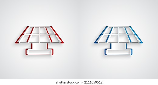 Cortado de papel Icono del panel de energía solar aislado en fondo gris. Estilo de arte de papel. Vector
