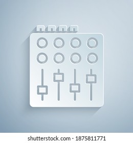 Recorte de papel Icono del controlador del mezclador de sonido aislado en fondo gris. Botones de control deslizante del equipo Dj. Combinando consola. Estilo de arte de papel. Vector.