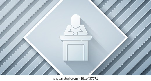 Icono del altavoz de corte de papel aislado en fondo gris. Orador hablando desde la tribuna. Discurso público. Persona en el podio. Estilo de arte de papel. Vector