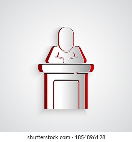 Icono del altavoz de corte de papel aislado en fondo gris. Orador hablando desde la tribuna. Discurso público. Persona en el podio. Estilo de arte de papel. Vector