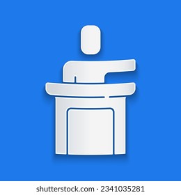 Icono del altavoz de corte de papel aislado en fondo azul. Orador hablando desde la tribuna. Discurso público. Persona en el podio. Estilo de arte de papel. Vector