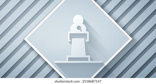 Icono de altavoz cortado en papel aislado sobre fondo gris. Orador hablando desde la tribuna. Discurso público. Persona en el podio. Estilo de arte de papel. Vector