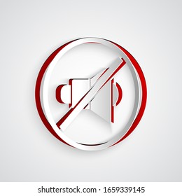 Icono silenciado del altavoz de papel aislado en fondo gris. No hay ningún icono de sonido. Símbolo de volumen desactivado. Estilo de arte de papel. Ilustración vectorial