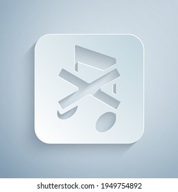 Recorte de papel Icono silenciado del altavoz aislado en fondo gris. No hay ningún icono de sonido. Símbolo de volumen desactivado. Estilo de arte de papel. Vector