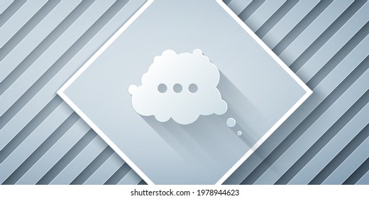 Icono de chat de burbuja de voz de corte de papel aislado en fondo gris. Icono de mensaje. Símbolo de chat de comunicación o comentario. Estilo de arte de papel. Vector