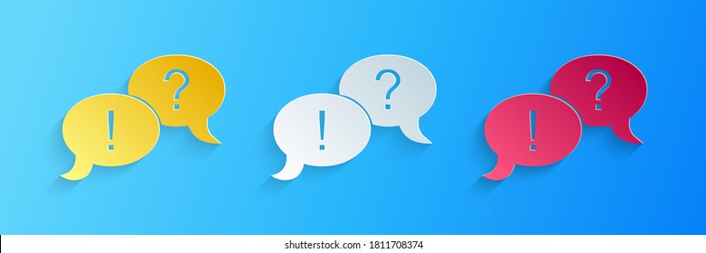 El recorte de papel Bubbles de voz con el icono de preguntas y signos de exclamación aislado en el fondo azul. Signo de FAQ. Copiar archivos, chats speech bubble. Estilo de arte de papel. Vector.