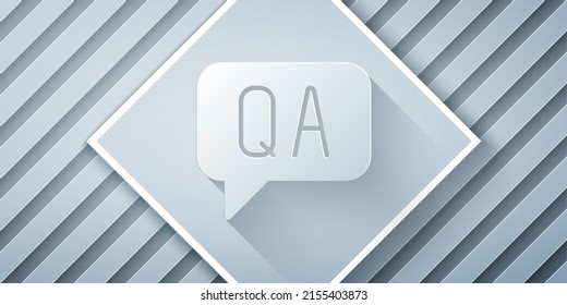 Cortar papel Las burbujas de voz con el icono Pregunta y Respuesta aislado en el fondo gris. símbolo Q y A. Signo de FAQ. Burbuja y gráfico del discurso de conversación. Estilo de arte de papel. Vector