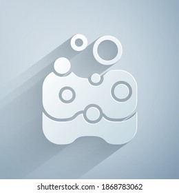 Icono de Esponja de corte de papel aislado en fondo gris. Wisp of bast para lavar platos. El concepto de servicio de limpieza. Estilo de arte de papel. Vector