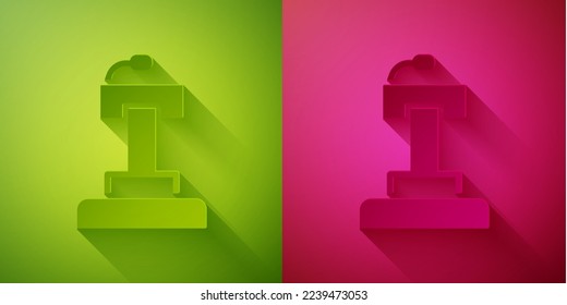 Soporte de escenario de corte de papel o icono de podio de debate aislado en fondo verde y rosa. Tribune del discurso de la conferencia. Estilo de arte de papel. Vector