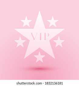 Recorte de papel Star VIP con icono de círculo de estrellas aislado en fondo rosado. Estilo de arte de papel. Vector.
