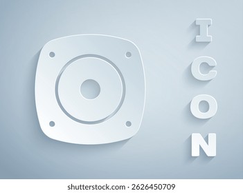 Ícone de alto-falante estéreo de corte de papel isolado no plano de fundo cinza. Alto-falantes do sistema de som. Ícone Música. Equipamento de baixo de coluna musical. Estilo da arte do papel. Vetor