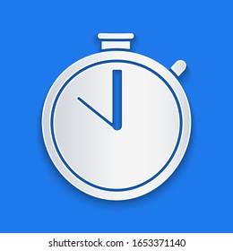 Icono de Stopwatch de corte de papel aislado en fondo azul. Signo del temporizador de tiempo. Signo del ronómetro. Estilo de arte de papel.  Ilustración vectorial