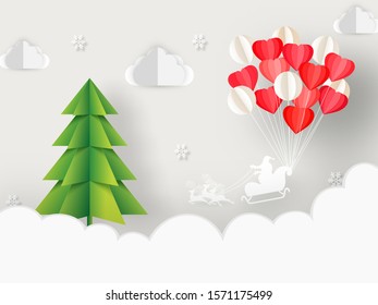 Estilo de corte de papel árbol de Navidad, racimo de globos y santa de silueta montando trineo de reno sobre fondo nublado. Se puede usar como diseño de tarjetas de felicitación.