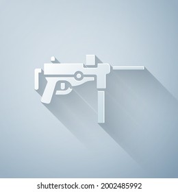 Cortado de papel Subpistola M3, Icono de pistola de grasa aislado en fondo gris. Estilo de arte de papel. Vector