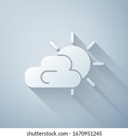 El papel cortó el sol y el icono del clima en la nube aislado en fondo gris. Estilo de arte de papel. Ilustración vectorial