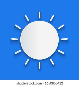 Icono de Sun de corte de papel aislado en fondo azul. Símbolo de verano. Buen día soleado. Estilo de arte de papel.  Ilustración vectorial