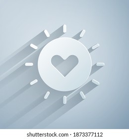 Icono de Sun de corte de papel aislado en fondo gris. Estilo de arte de papel. Vector