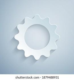 Icono de Sun de corte de papel aislado en fondo gris. Símbolo de verano. Buen día soleado. Estilo de arte de papel. Vector.