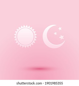 El papel cortó el icono del sol y la luna aislado en el fondo rosado. Tiempo de día y de noche. Estilo de arte de papel. Vector.
