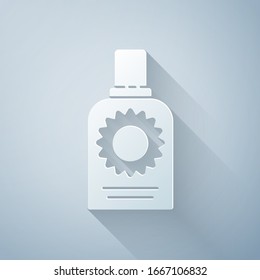 Corte de papel Icono del frasco de spray de pantalla solar aislado en fondo gris. Protección de la piel contra la luz solar ultravioleta. Estilo de arte de papel. Ilustración vectorial